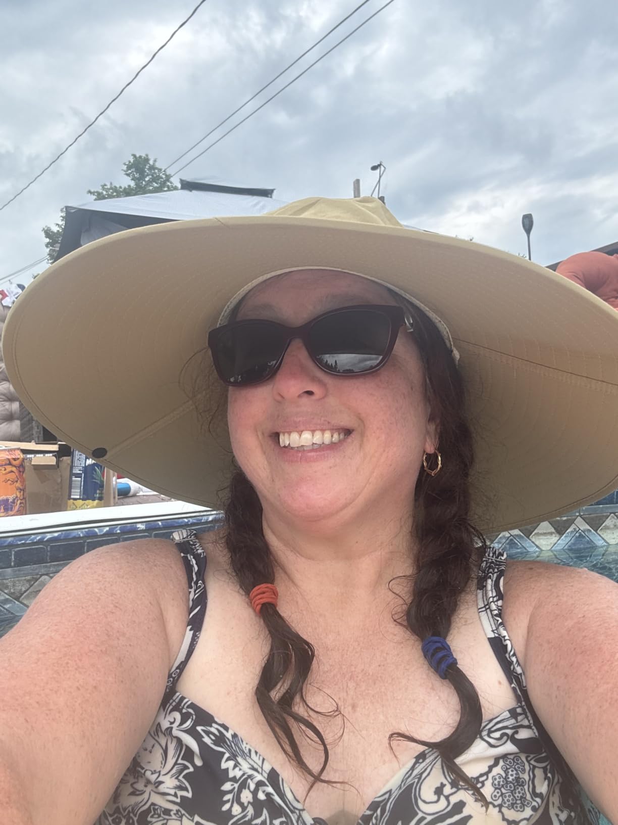 Leotruny Women Super Wide Brim Sun Hat UPF50+ Waterproof Bucket Hat customer photo 2