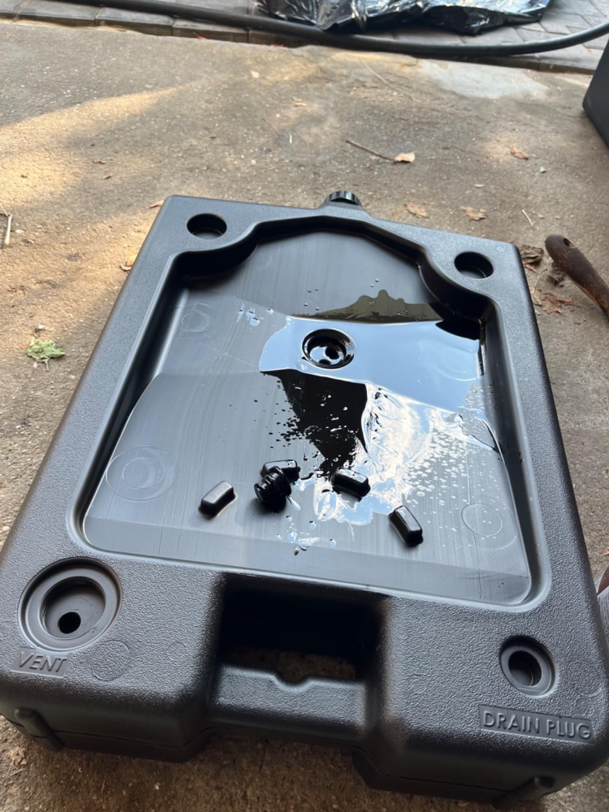 CHAPIN 78005 12-Quart Low-Profile Oil Drain Pan, Splash-Free Design customer photo 1