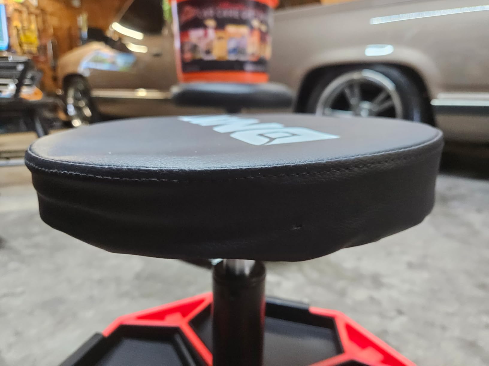 DNA Motoring TOOLS-00253 Adjustable Height Pneumatic Garage Seat Rolling Mechanic Stool with Tool Tray Storage,300lbs Max Weight Capacity customer photo 2