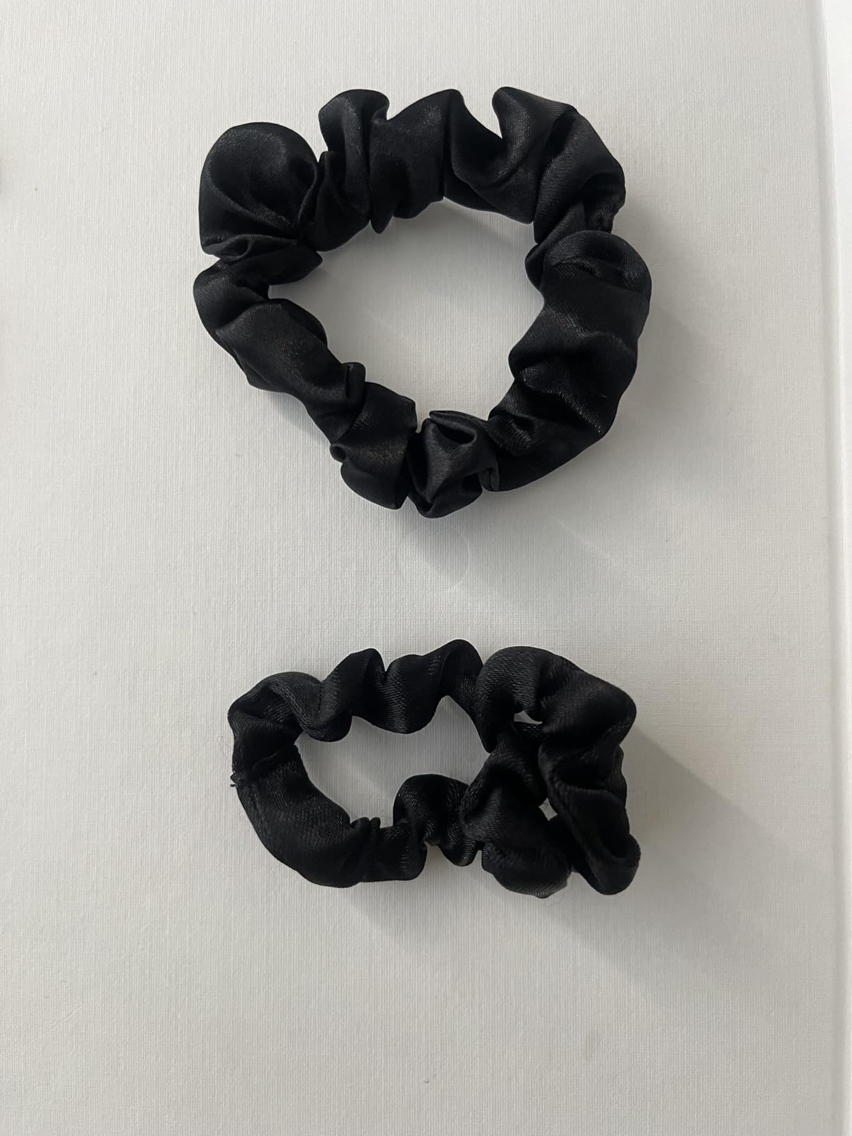 Amazon Basics Satin Scrunchies – No Crease, No Damage Hair Ties – Frizz Free, Gentle, Stylish Scrunchies. Black, 8 Count, For Thin and Normal Hair customer photo 2