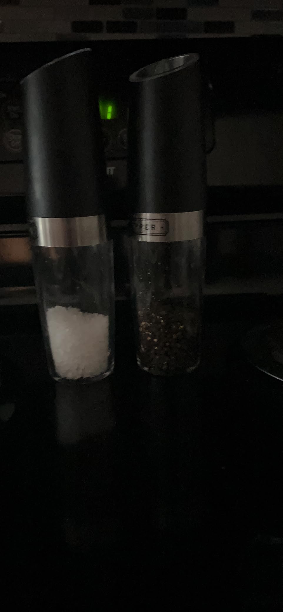 Sangcon Gravity Electric Salt and Pepper Grinder Set Shakers UPGRADED 9OZ XL CAPACITY Battery Powered Refillable Automatic One Hand Operation Adjustable Coarseness Mill Grinder Set for Kitchen customer photo 2