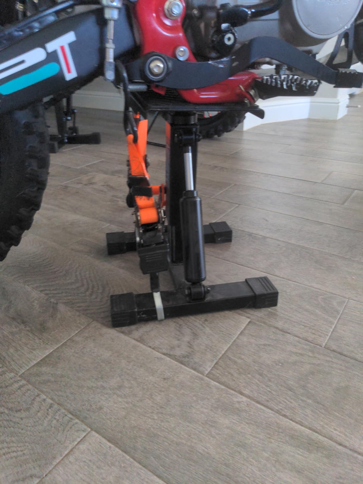 VEVOR Dirt Bike Lift Stand 440 lbs Capacity Motorcycle Jack Lift Stand customer photo 2