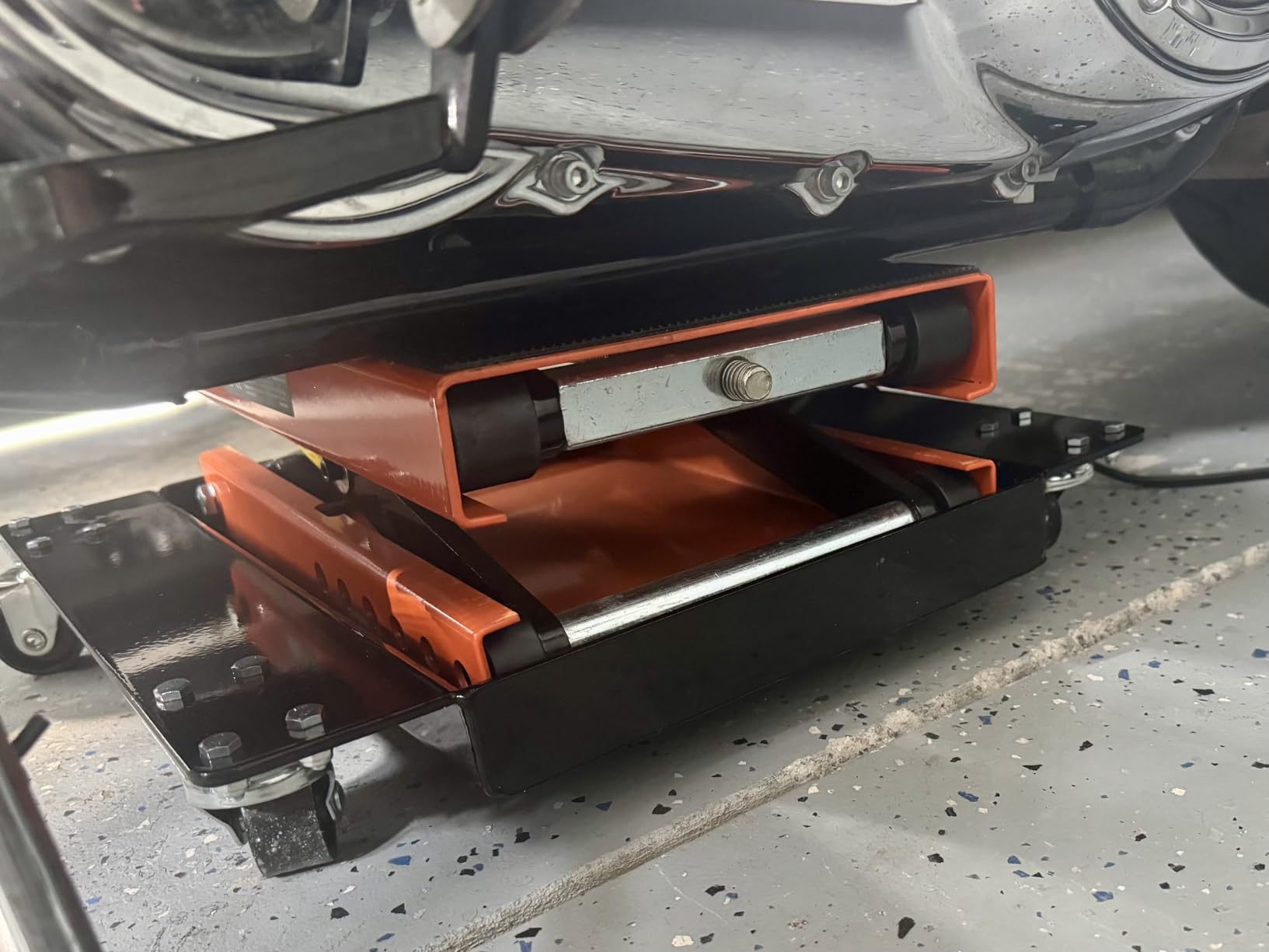 VEVOR Hydraulic Motorcycle Lift Table, 350 lbs Capacity Motorcycle Scissor Jack Lift with Wide Deck, J-Hooks, 4 Wheels, Hydraulic Foot-Operated Jack Stand for ATV Dirt Bikes customer photo 1