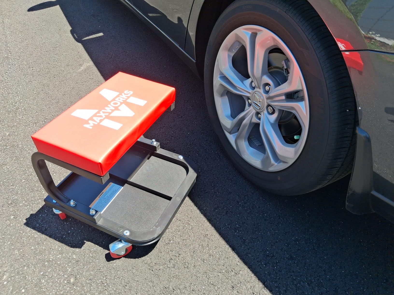 MaxWorks Mechanics Roller Seat - Heavy Duty 250 lb Capacity Rolling Creeper Stool with Padded Seat & 3-Section Tool Tray for Garage & Auto Repair (50875) customer photo 1