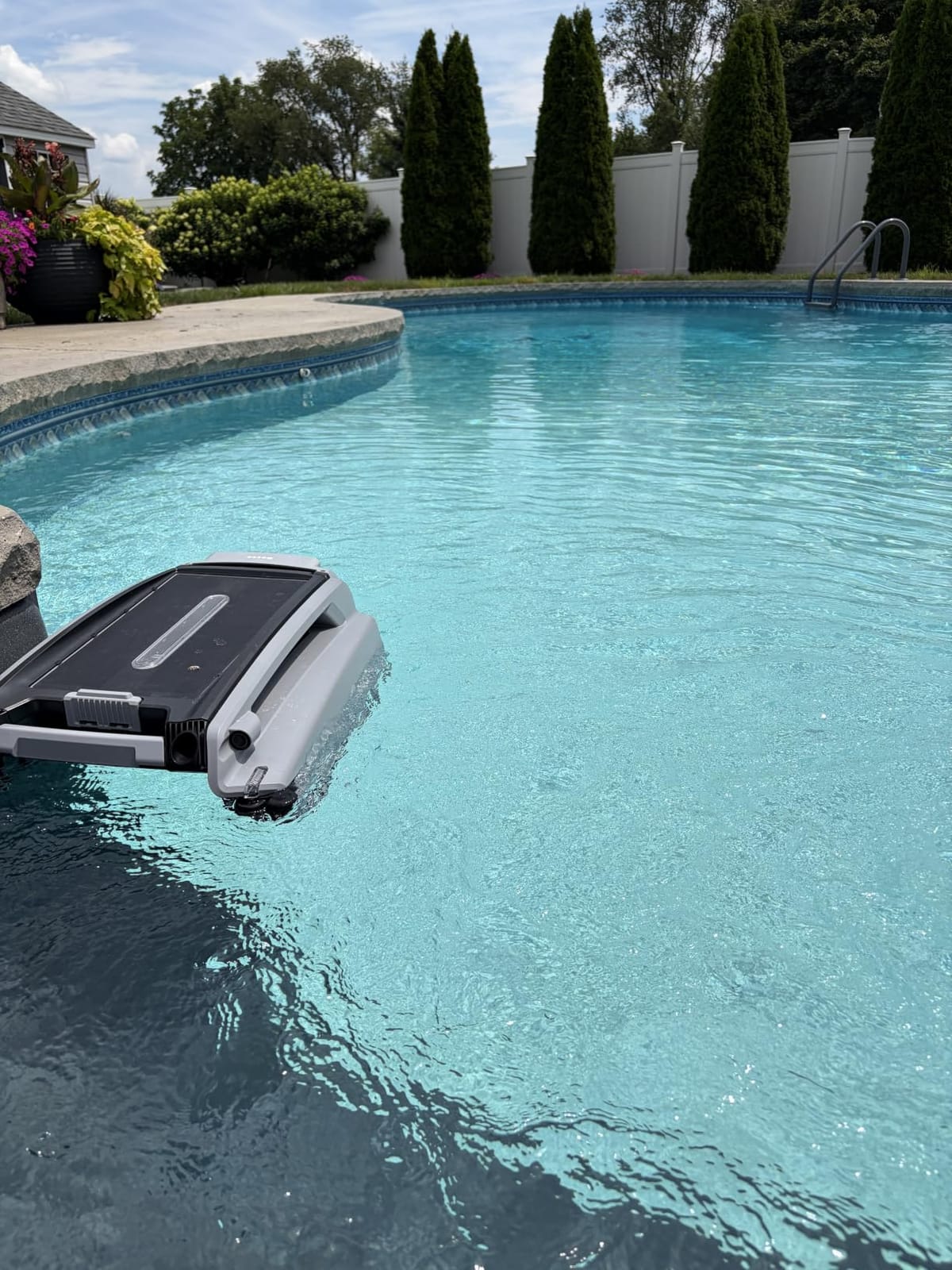 Betta SE Plus - Solar-Powered Robotic Pool Skimmer with 24/7 Continuous Cleaning Power, Dual Charging Options, Twin Salt Chlorine Tolerant Motors, and Shallow Water Safeguard customer photo 2