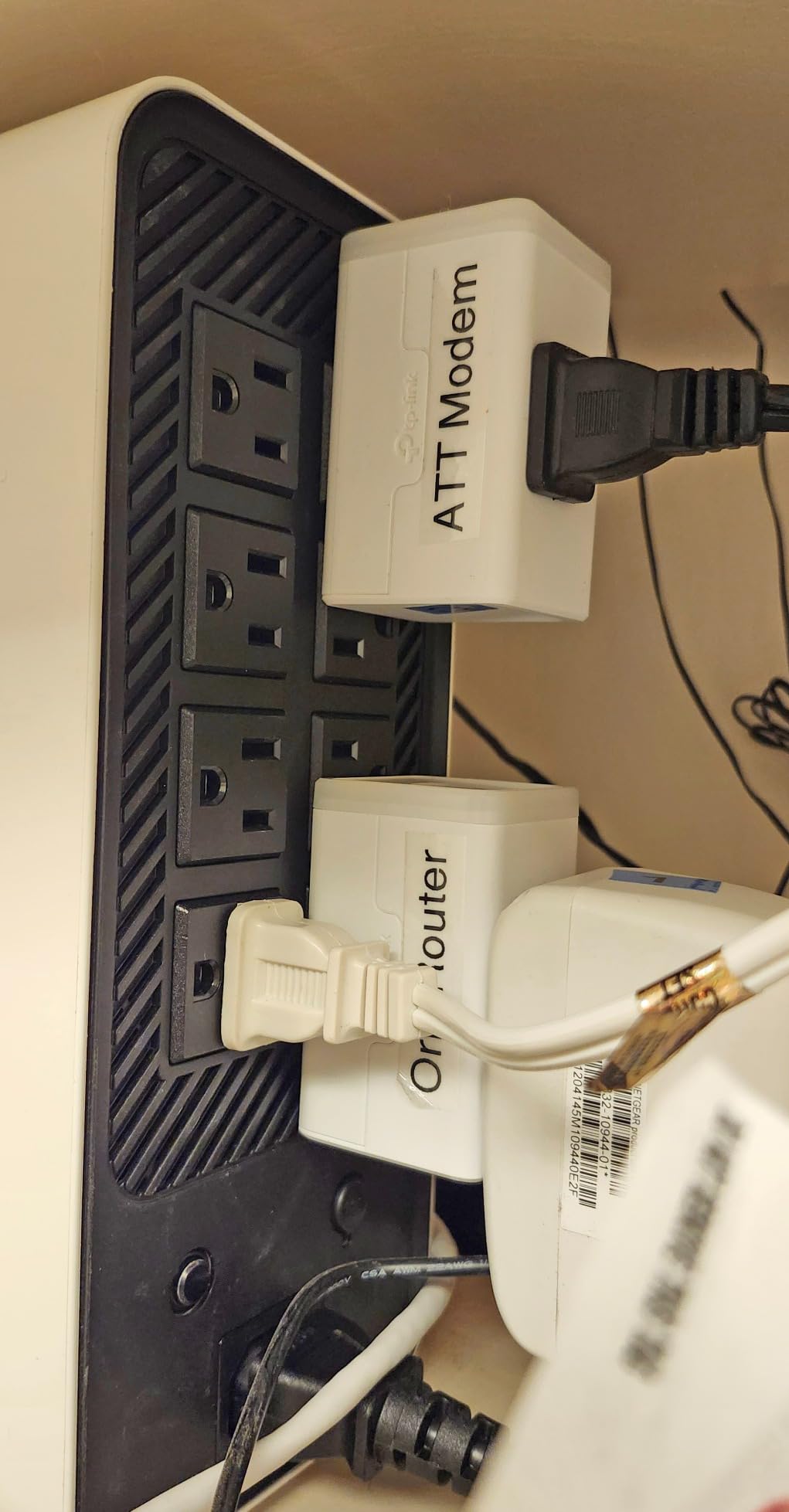 GOLDENMATE 1000VA/800W Lithium UPS Battery Backup & Surge Protector, White customer photo 2