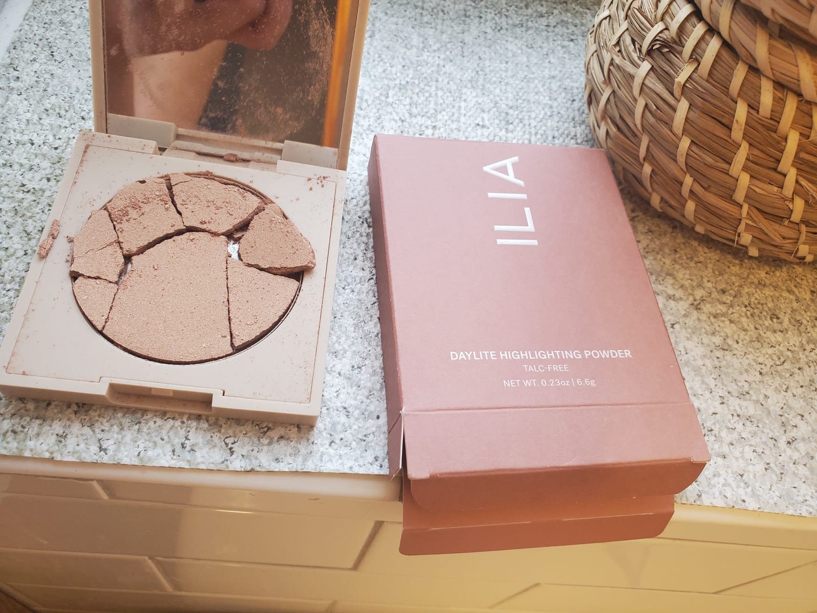 ILIA - Lightshift Cream Highlighter | Non-Comedogenic, Long-Lasting, Vegan, Cruelty-Free | Weightless, Seamless, Silky Highlighter (Glint - Soft Champagne, 0.27 oz | 7.8 g) customer photo 2