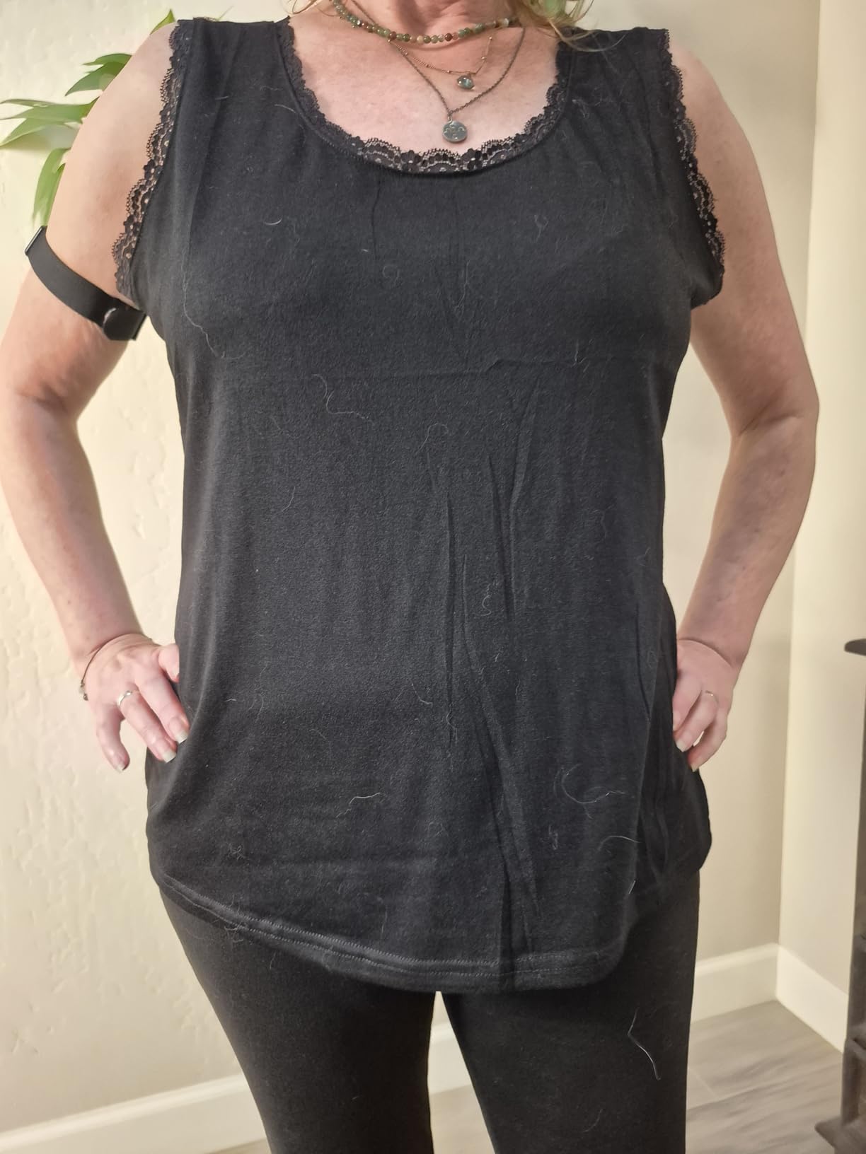 JUSTFASHIONNOW Womens Lace Tank Tops Scoop Neck Sleeveless Tops Cami Shirts customer photo 1