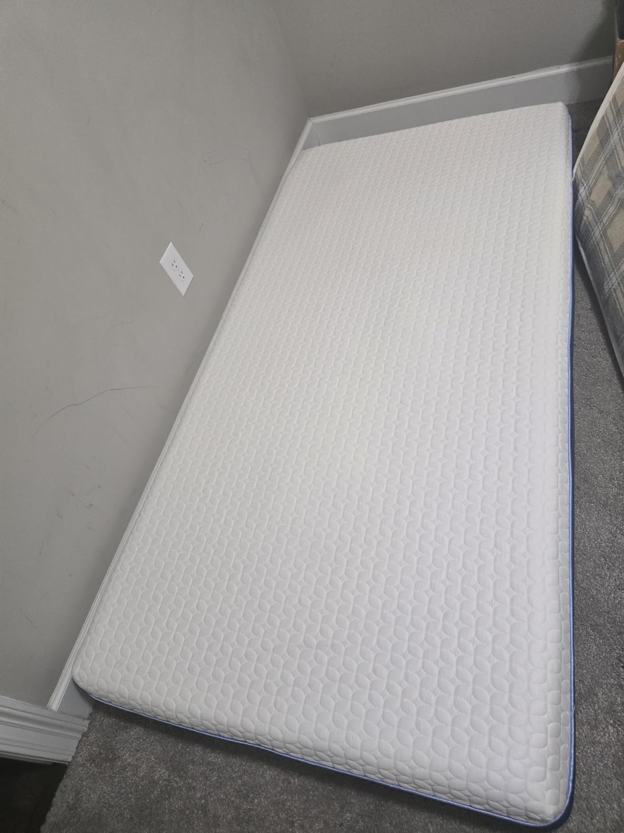 Gelsea 6 Inch Twin Size Mattress, Firm Gel Memory Foam Twin Mattress in a Box, Firm Back Support for Pressure Relief & Spinal Alignment, CertiPUR-US Certified, Fiberglass-Free customer photo 1