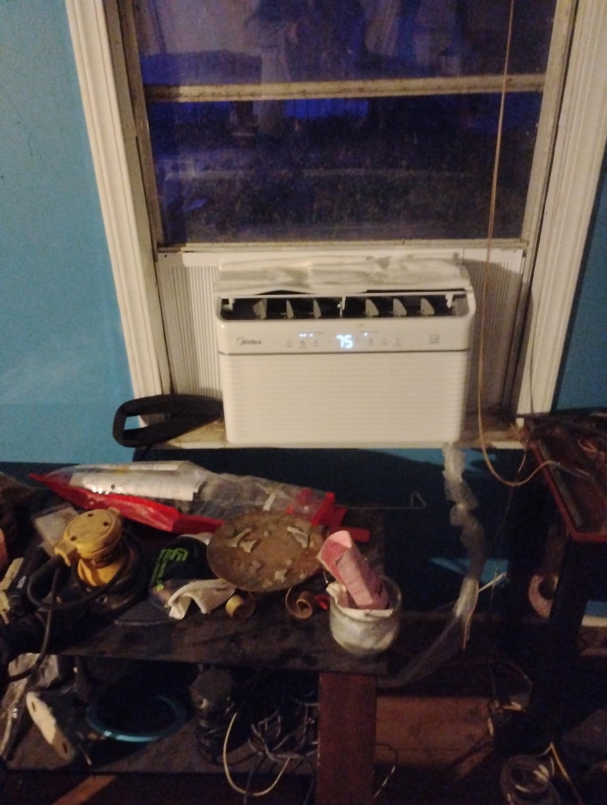 Midea 12,000 BTU Window Air Conditioner with Heat, 550 Sq Ft customer photo 2